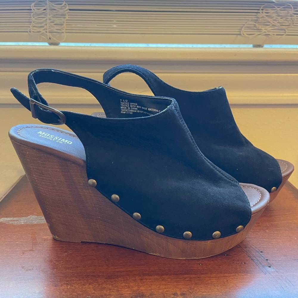 Women’s black wedges